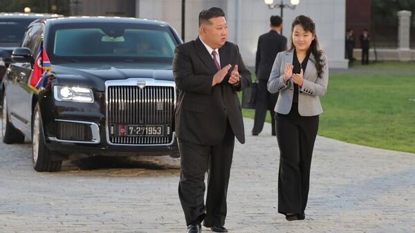 North Korean leader Kim Jong Un and his daughter arrived at festivities in an Aurus limousine - Sputnik International