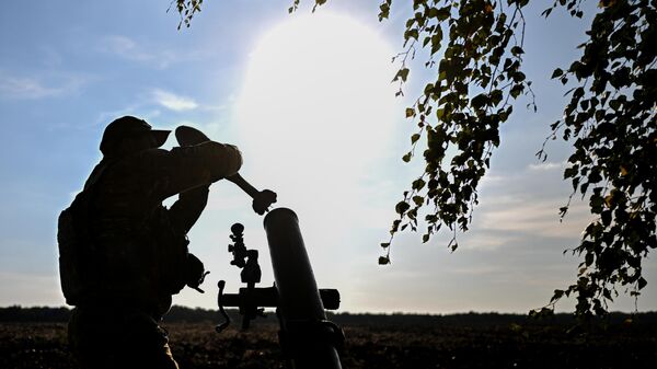 A Russian serviceman prepares to fire a mortar towards Ukrainian positions - Sputnik International