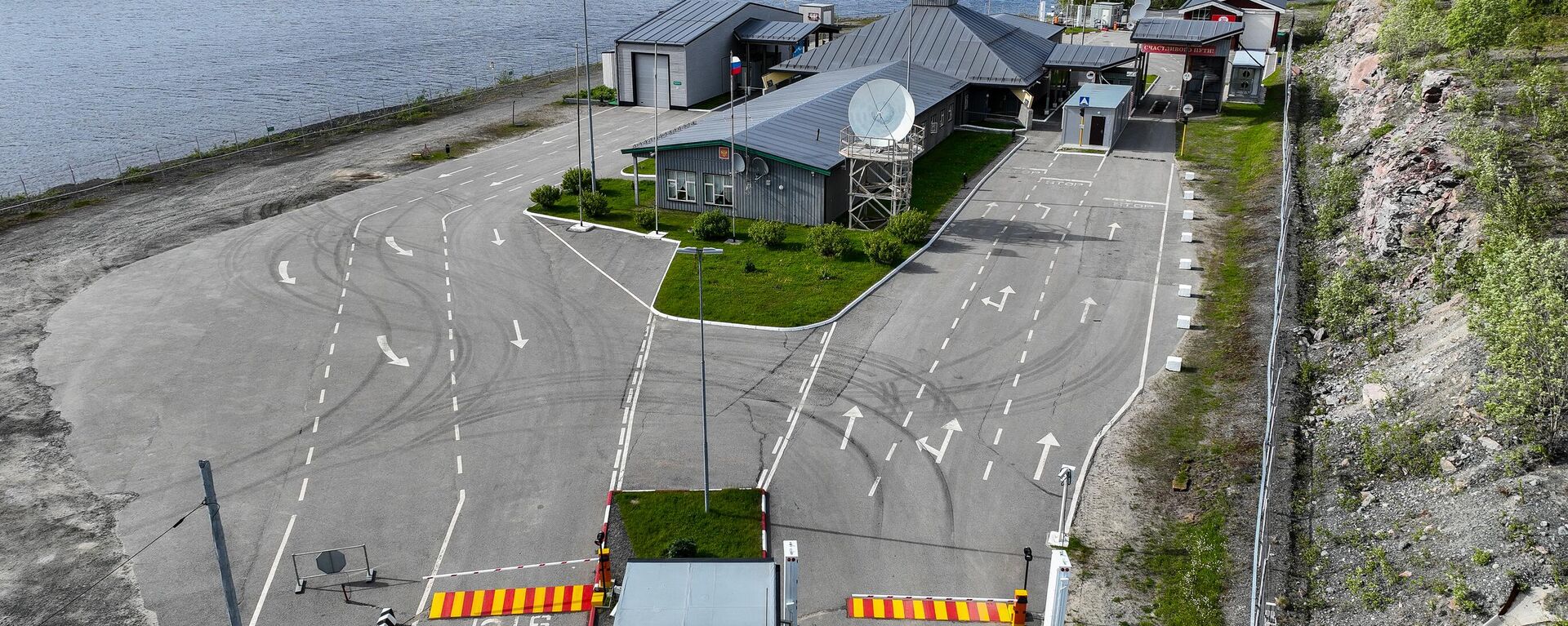 An aerial view shows the border crossing point on the Norwegian border - Sputnik International, 1920, 12.10.2024