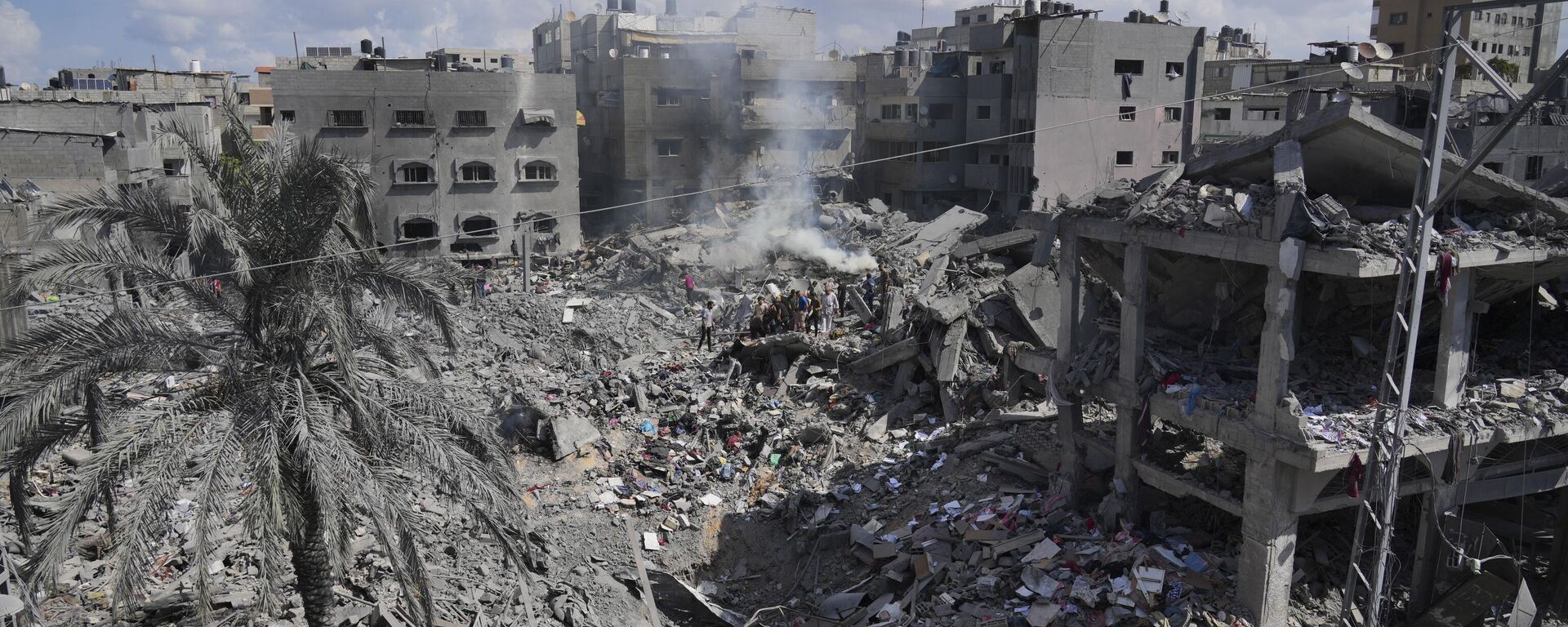 Palestinians search for the people killed in an Israeli airstrike in Bureij refugee camp Gaza Strip, Wednesday, Oct. 18, 2023 - Sputnik International, 1920, 05.02.2025