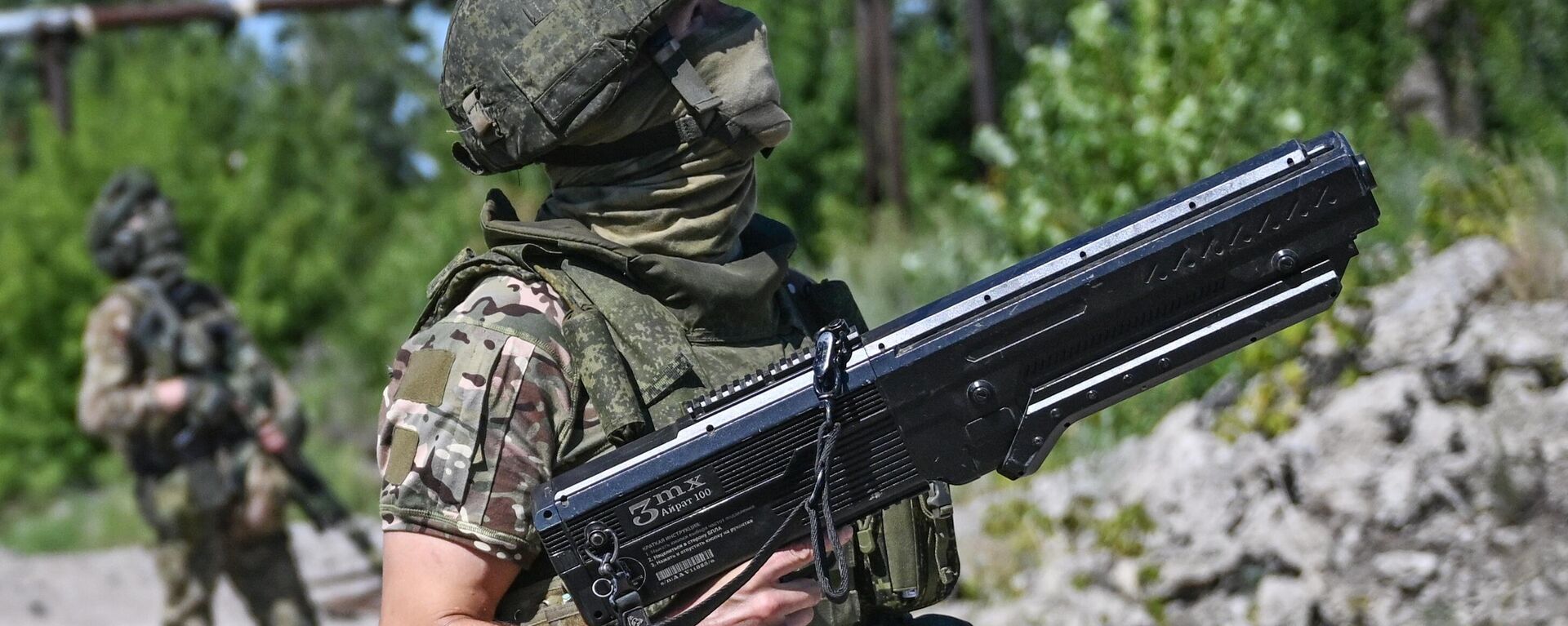 A Russian serviceman of the Tsentr Battlegroup holds an anti-drone gun  - Sputnik International, 1920, 13.10.2024