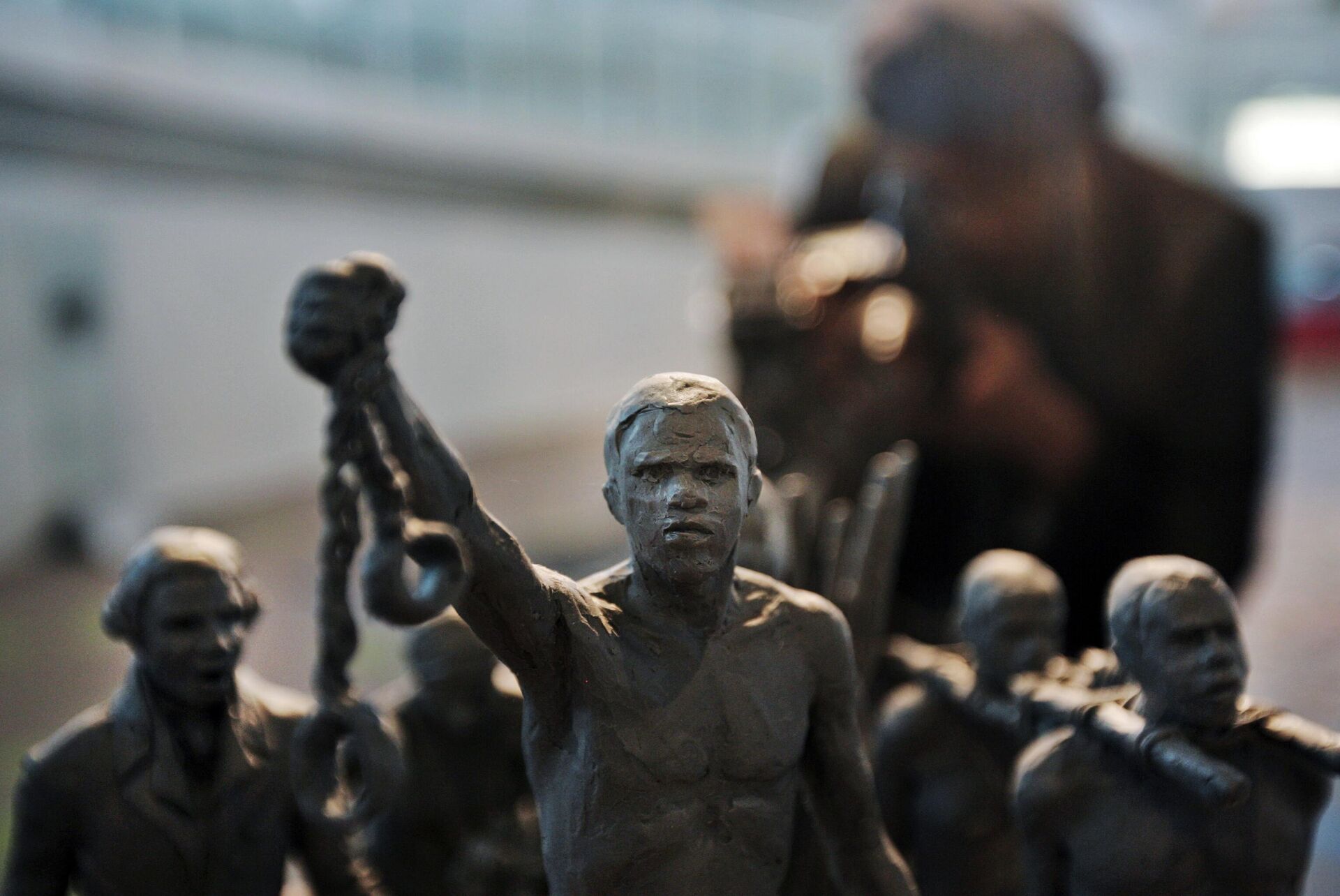 A maquette of a statue in remembrance of enslaved Africans whose lives were sacrificed during the transatlantic slave trade at City Hall, London, Monday, Aug.18, 2008.  - Sputnik International, 1920, 13.10.2024