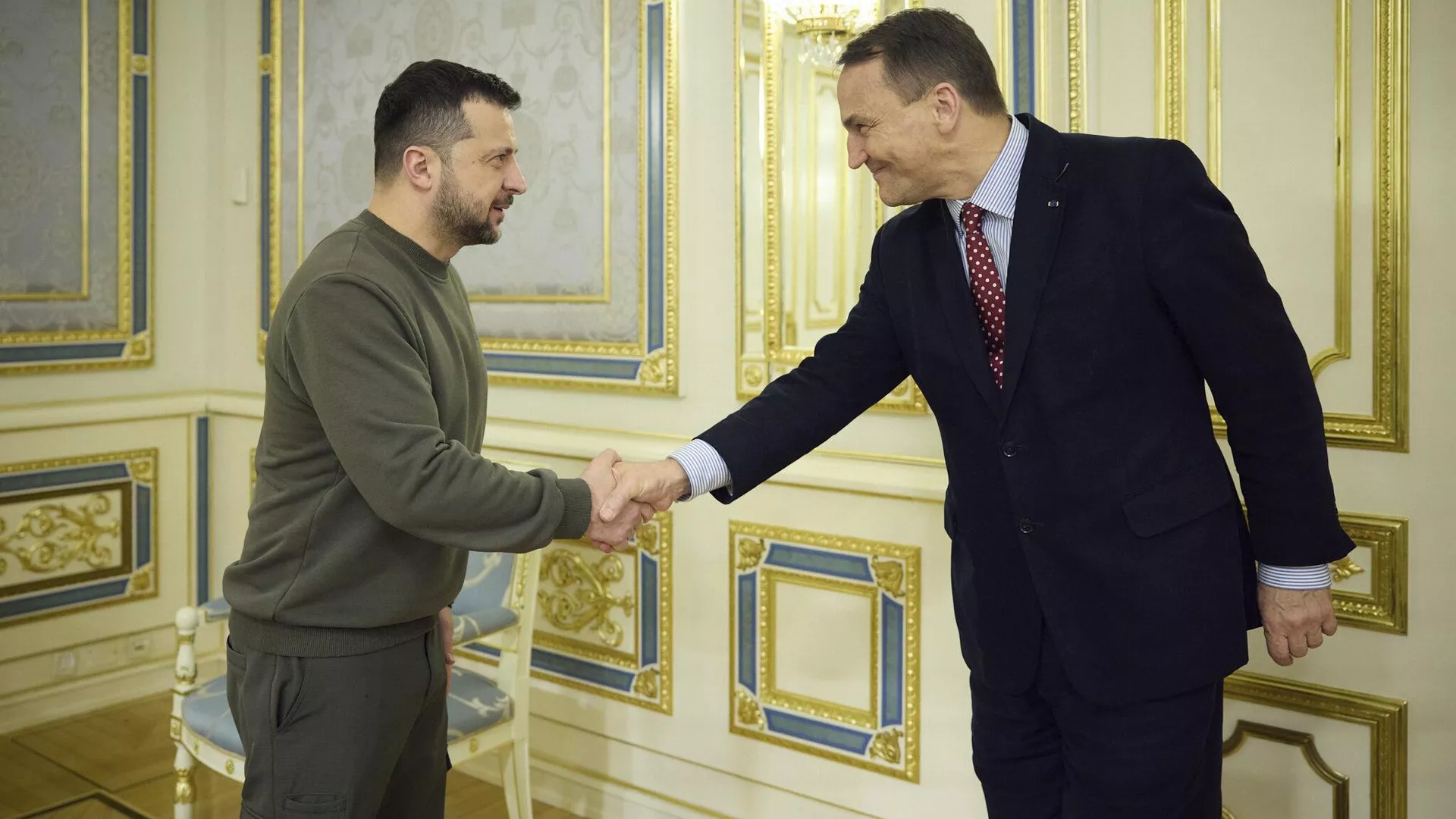 In this photo provided by the Ukrainian Presidential Press Office, Ukrainian President Volodymyr Zelenskyy, left, shakes hands with Poland's Minister of Foreign Affairs, Radek Sikorski, in Kyiv, Ukraine. File photo. - Sputnik International, 1920, 13.10.2024