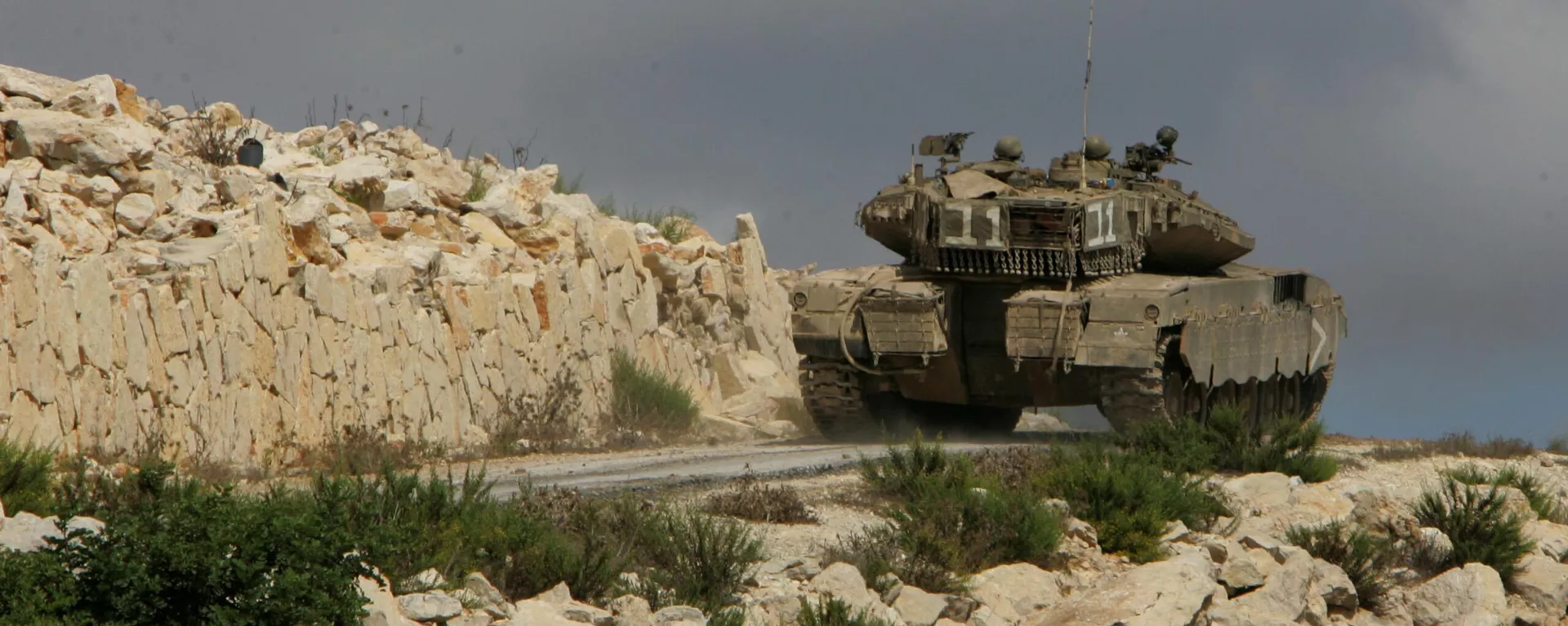 An Israeli Merkava tank drives up a hill to take positions inside Lebanon near the southern city of Marwaheen, Lebanon, - Sputnik International, 1920, 13.10.2024