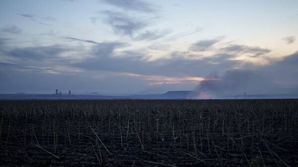 Smoke rises from a burning field in front of coal mines near Krasnoarmeysk (Pokrovsk), Donbass, Sept. 18, 2024. (AP Photo/Evgeniy Maloletka) - Sputnik International