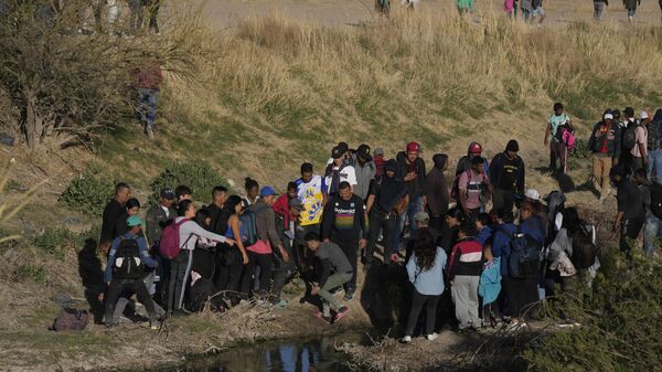 Migrants jump back and forth over the Rio Grande river into the United States and some back into Mexico, in Ciudad Juarez, Wednesday, March 29, 2023 - Sputnik International