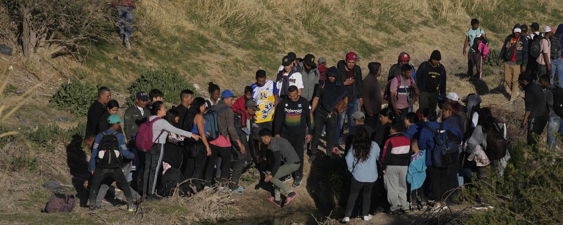 Migrants jump back and forth over the Rio Grande river into the United States and some back into Mexico, in Ciudad Juarez, Wednesday, March 29, 2023 - Sputnik International, 1920, 14.10.2024