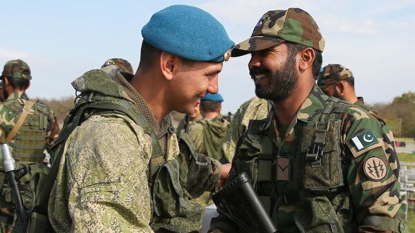 A soldier of Russian Airborne forces and a serviceman of the Pakistani army special forces shake hands during a closing ceremony of the Friendship-2019 joint military drills - Sputnik International