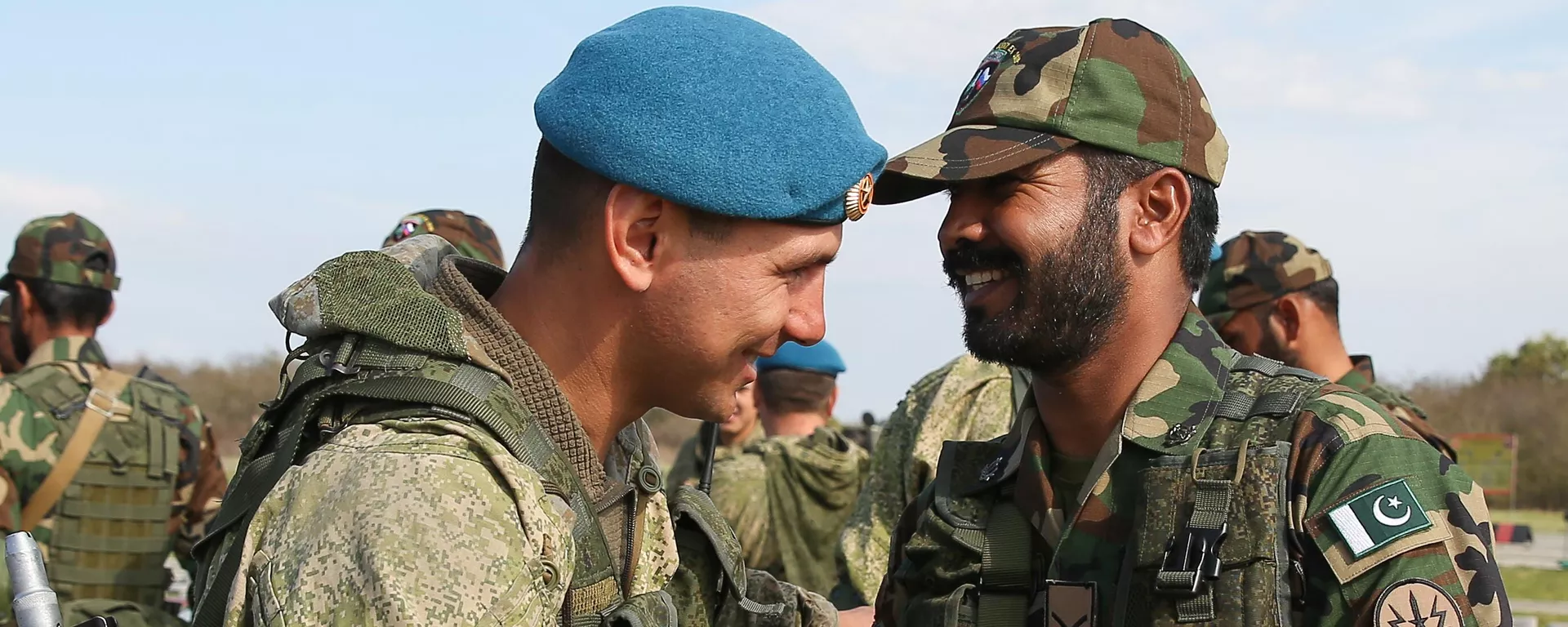 A soldier of Russian Airborne forces and a serviceman of the Pakistani army special forces shake hands during a closing ceremony of the Friendship-2019 joint military drills - Sputnik International, 1920, 14.10.2024