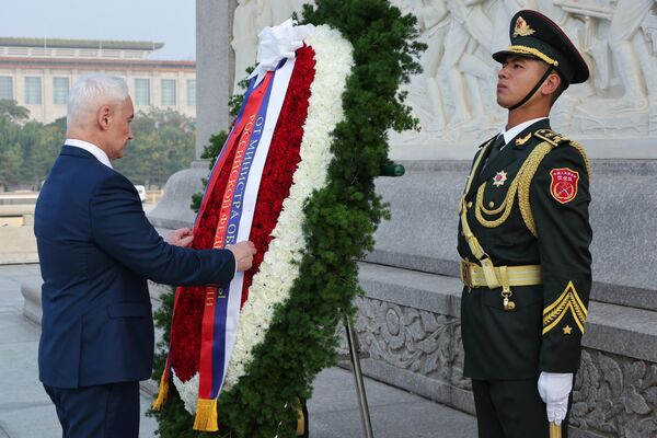 Russian Defense Minister Andrei Belousov lays a wreath at the People's Heroes Monument on Tiananmen Square. - Sputnik International