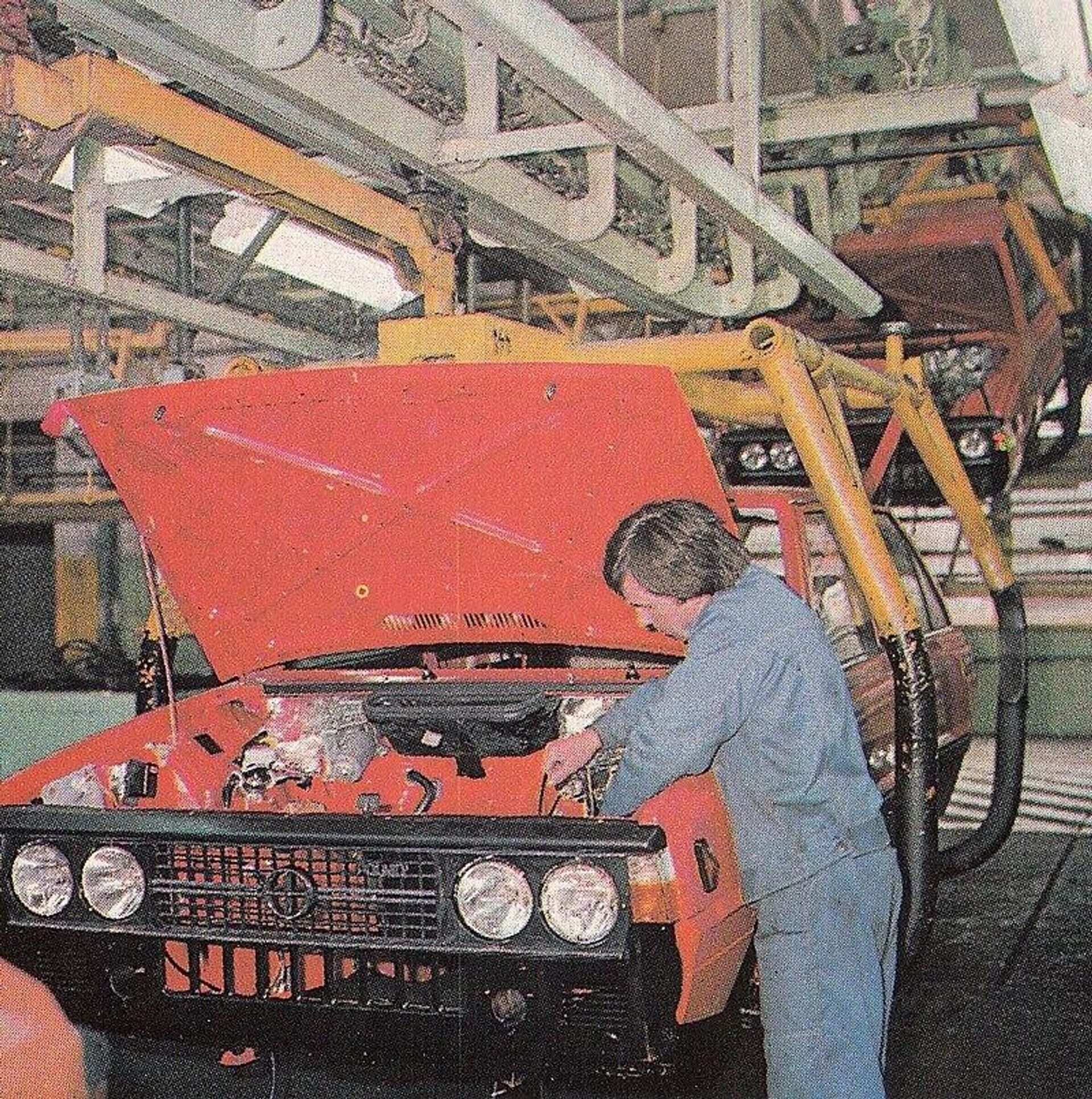 Worker assembles an FSO Polonez automobile in Poland, 1970s. Poland and much of the rest of Eastern Europe were able to largely avoid the energy shocks that crippled Western economies during the period thanks to Soviet oil deliveries, including supplies delivered via the Druzhba oil pipeline. - Sputnik International, 1920, 15.10.2024