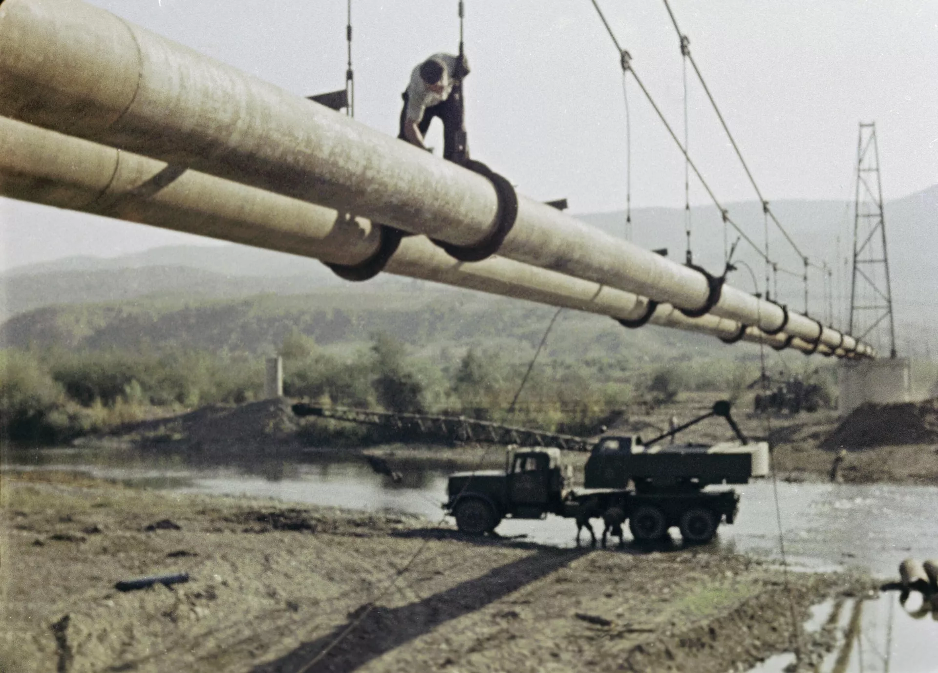 A section of the Druzhba pipeline being erected in Carpathia over a local waterway. September 1962. - Sputnik International, 1920, 15.10.2024