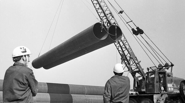 Workers building a section of the Druzhba oil pipeline in the Ukrainian SSR. - Sputnik International