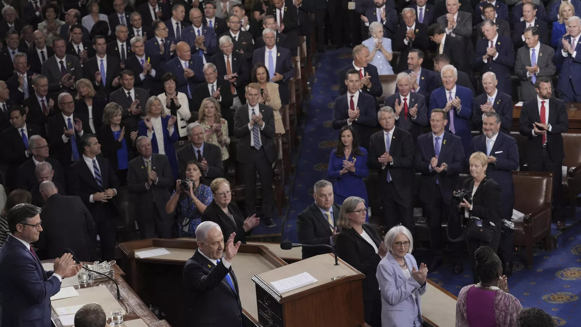 Israeli Prime Minister Benjamin Netanyahu waves as he arrives to speak to a joint meeting of Congress to seek support for Israel's fight against Hamas and other adversaries, at the Capitol in Washington, July 24, 2024.  - Sputnik International, 1920, 15.10.2024