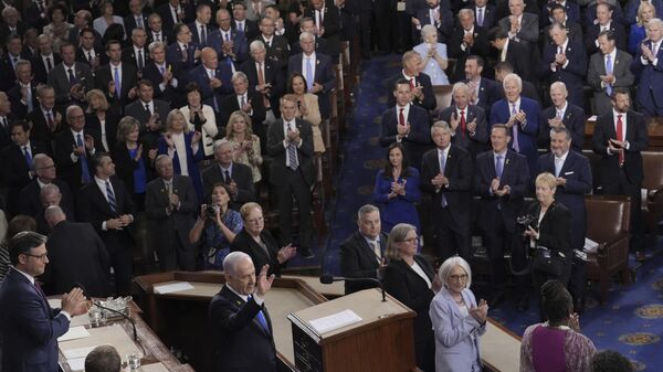 Israeli Prime Minister Benjamin Netanyahu waves as he arrives to speak to a joint meeting of Congress to seek support for Israel's fight against Hamas and other adversaries, at the Capitol in Washington, July 24, 2024.  - Sputnik International