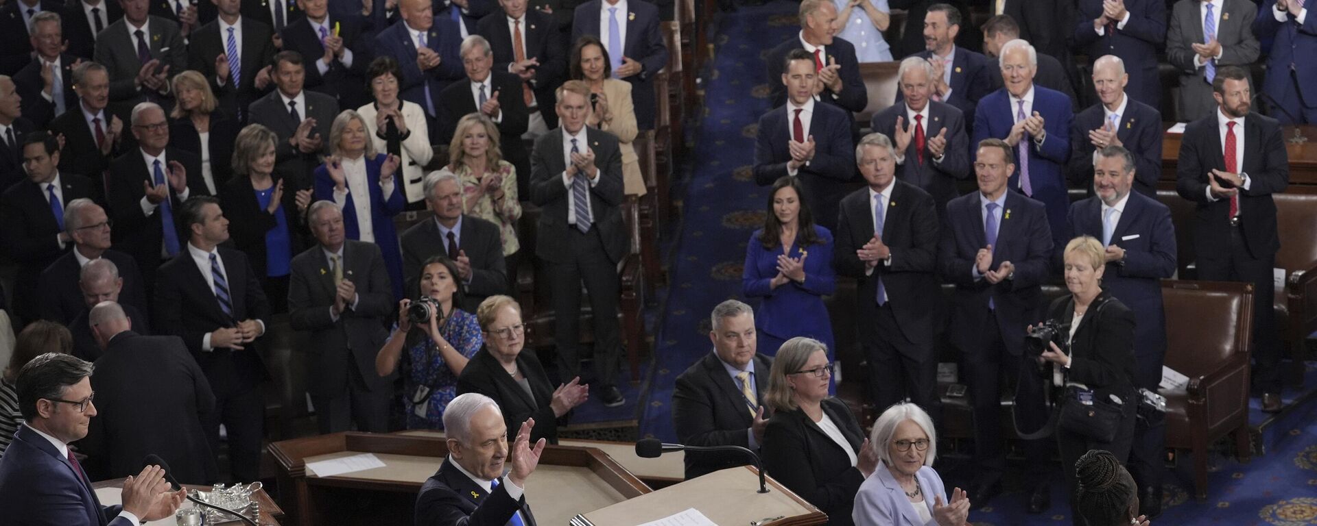 Israeli Prime Minister Benjamin Netanyahu waves as he arrives to speak to a joint meeting of Congress to seek support for Israel's fight against Hamas and other adversaries, at the Capitol in Washington, July 24, 2024.  - Sputnik International, 1920, 15.10.2024