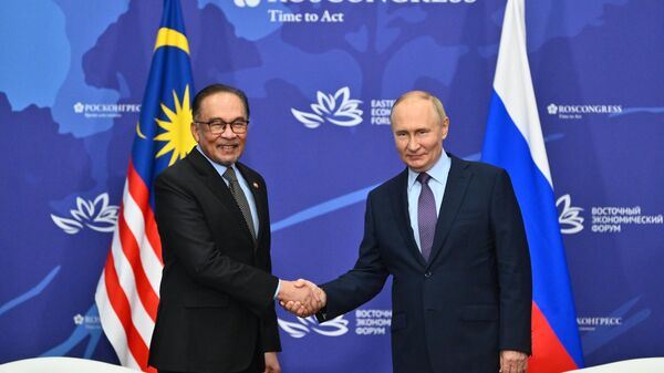 Russian President Vladimir Putin and Malaysian Prime Minister Anwar Ibrahim - Sputnik International