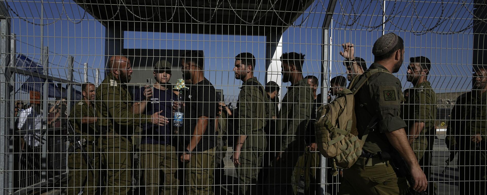 Israeli soldiers gather at the gate to the Sde Teiman military base, where inside, soldiers are being questioned for detainee abuse, Monday, July 29, 2024 - Sputnik International, 1920, 16.10.2024