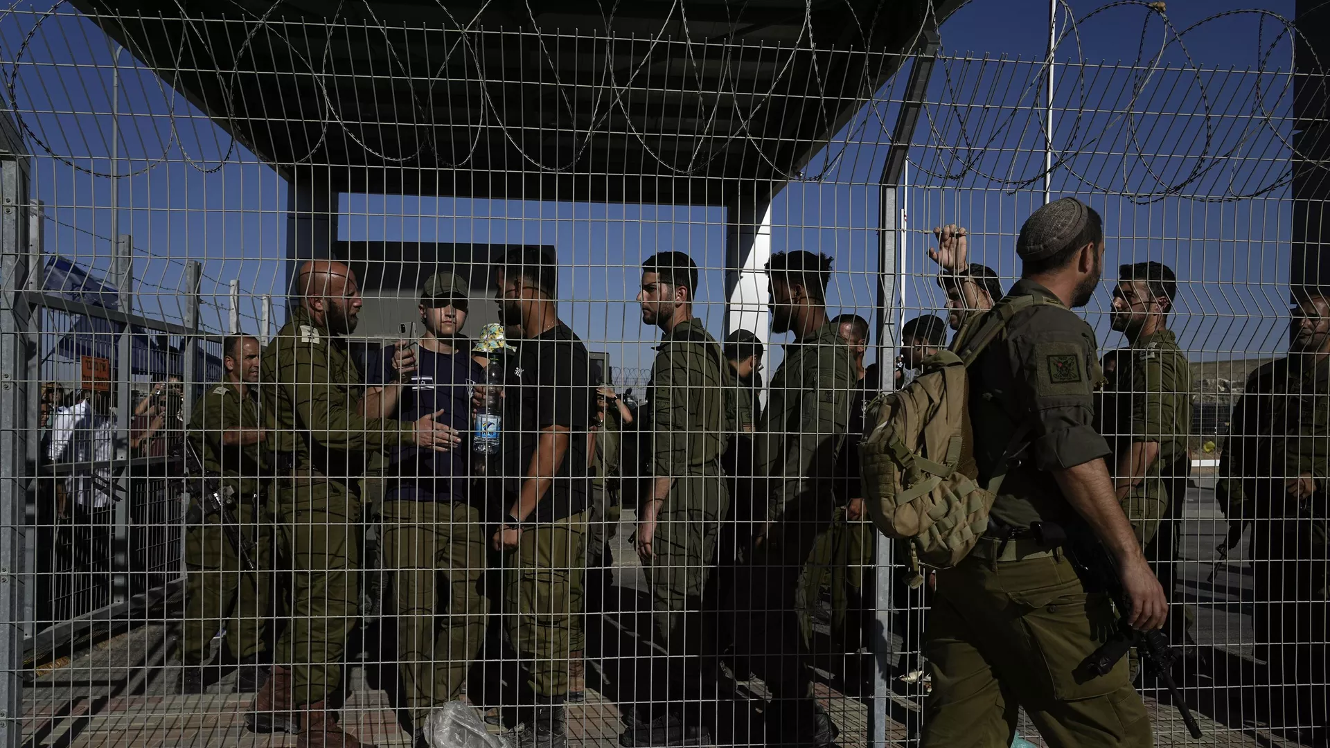 Israeli soldiers gather at the gate to the Sde Teiman military base, where inside, soldiers are being questioned for detainee abuse, Monday, July 29, 2024 - Sputnik International, 1920, 16.10.2024