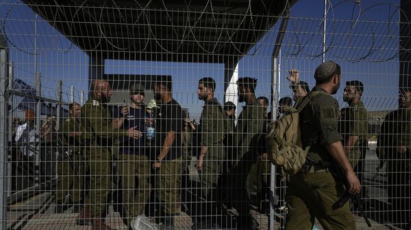 Israeli soldiers gather at the gate to the Sde Teiman military base, where inside, soldiers are being questioned for detainee abuse, Monday, July 29, 2024 - Sputnik International