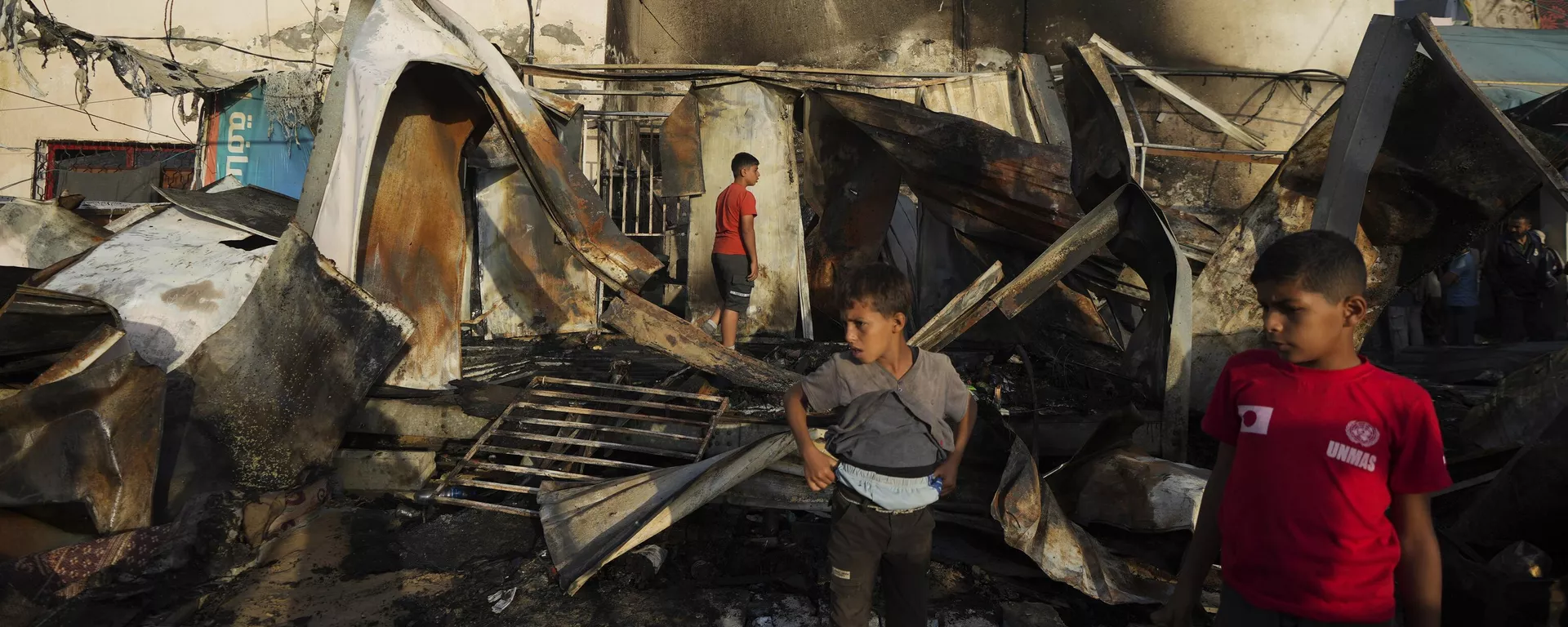 Palestinians look at the damage after an Israeli strike hit a tent area in the courtyard of Al Aqsa Martyrs hospital in Deir al Balah, Gaza Strip, Monday, Oct. 14, 2024 - Sputnik International, 1920, 16.10.2024