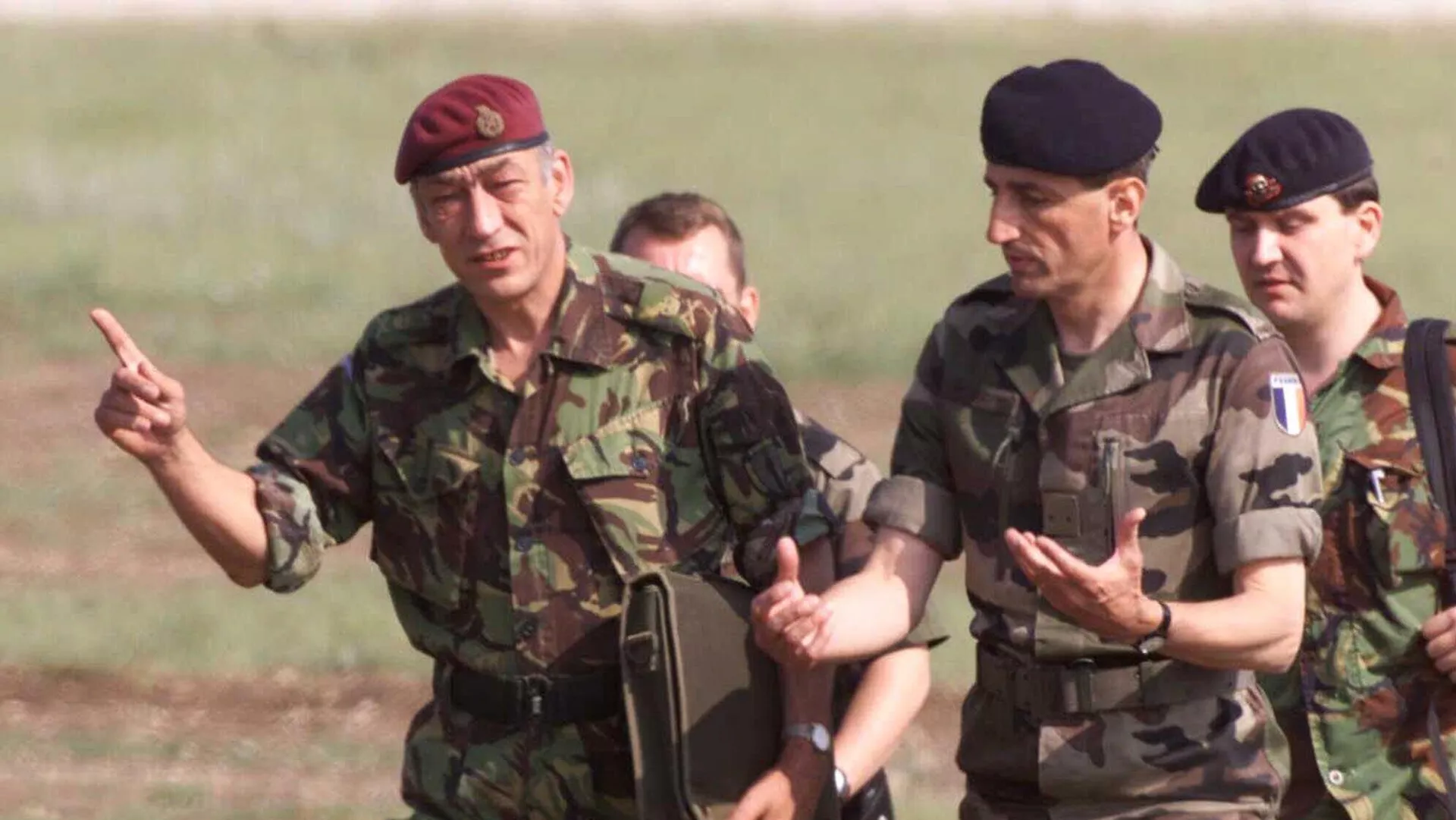 Lt. Gen. Michael Jackson of Britain, left, talks with the commander of French NATO troops in Macedonia, Brig. Gen. Bruno Cuche as they arrive at a NATO military base in the outskirts of Kumanovo, 45 kilometers (28 miles) north of Skopje, Macedonia, Sunday, June 6, 1999, for talks with Yugoslav Army representatives.  - Sputnik International, 1920, 16.10.2024