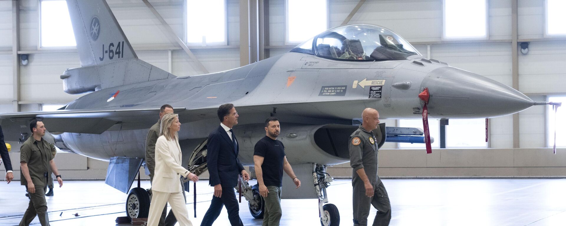 Volodymyr Zelensky, second right, and Dutch caretaker Prime Minister Mark Rutte, center, look at F-16 fighter jets in Eindhoven, Netherlands, on Aug. 20, 2023. - Sputnik International, 1920, 17.10.2024