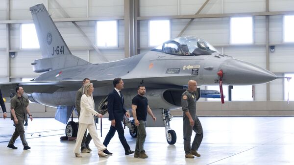 Volodymyr Zelensky, second right, and Dutch caretaker Prime Minister Mark Rutte, center, look at F-16 fighter jets in Eindhoven, Netherlands, on Aug. 20, 2023. - Sputnik International