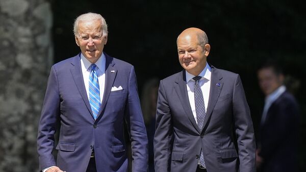 German Chancellor Olaf Scholz, right, and US President Joe Biden, arrive for the official G7 summit welcome ceremony at Castle Elmau in Kruen, near Garmisch-Partenkirchen, Germany, June 26, 2022.  - Sputnik International