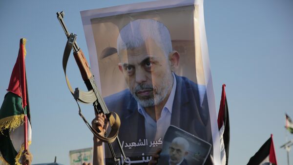 Houthi supporters raise a poster of Hamas leader Yahya Sinwar, who killed by Israeli troops in Gaza, during an anti-Israel rally in Sanaa, Yemen, Friday, Oct. 18, 2024. - Sputnik International