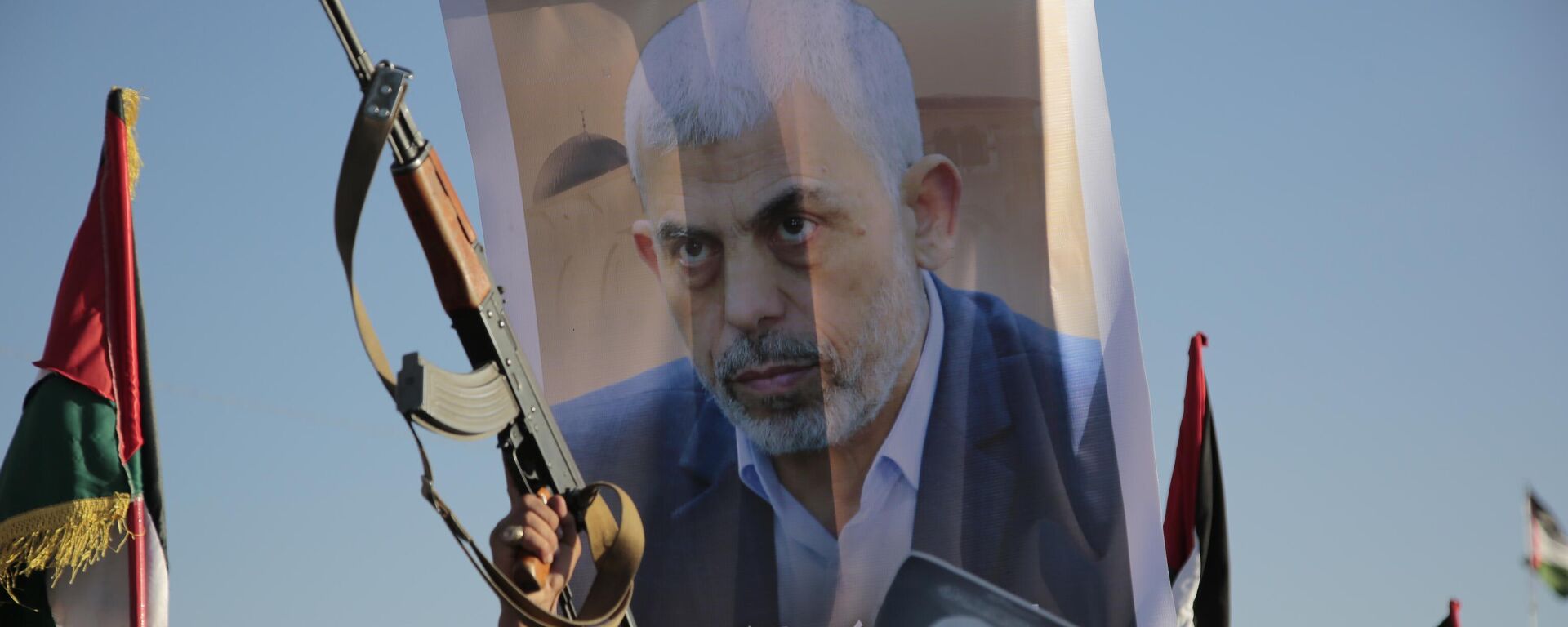 Houthi supporters raise a poster of Hamas leader Yahya Sinwar, who killed by Israeli troops in Gaza, during an anti-Israel rally in Sanaa, Yemen, Friday, Oct. 18, 2024. - Sputnik International, 1920, 18.10.2024