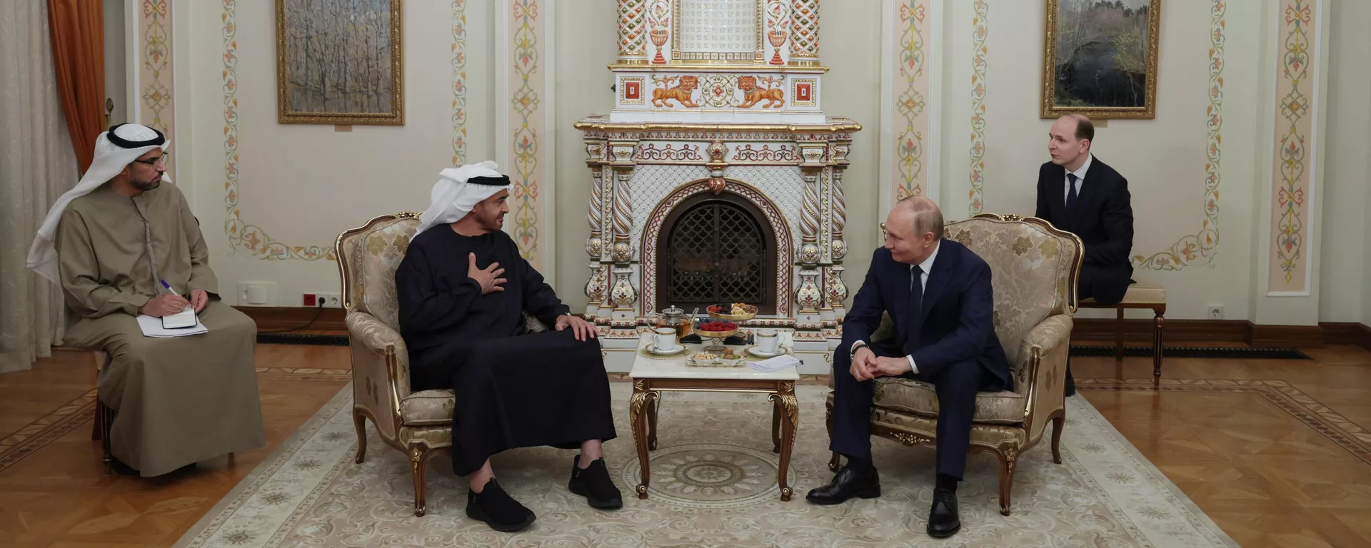 Russian President Vladimir Putin and United Arab Emirates President Sheikh Mohamed bin Zayed Al Nahyan attend a meeting at the Novo-Ogaryovo state residence, outside Moscow, Russia. - Sputnik International, 1920, 20.10.2024