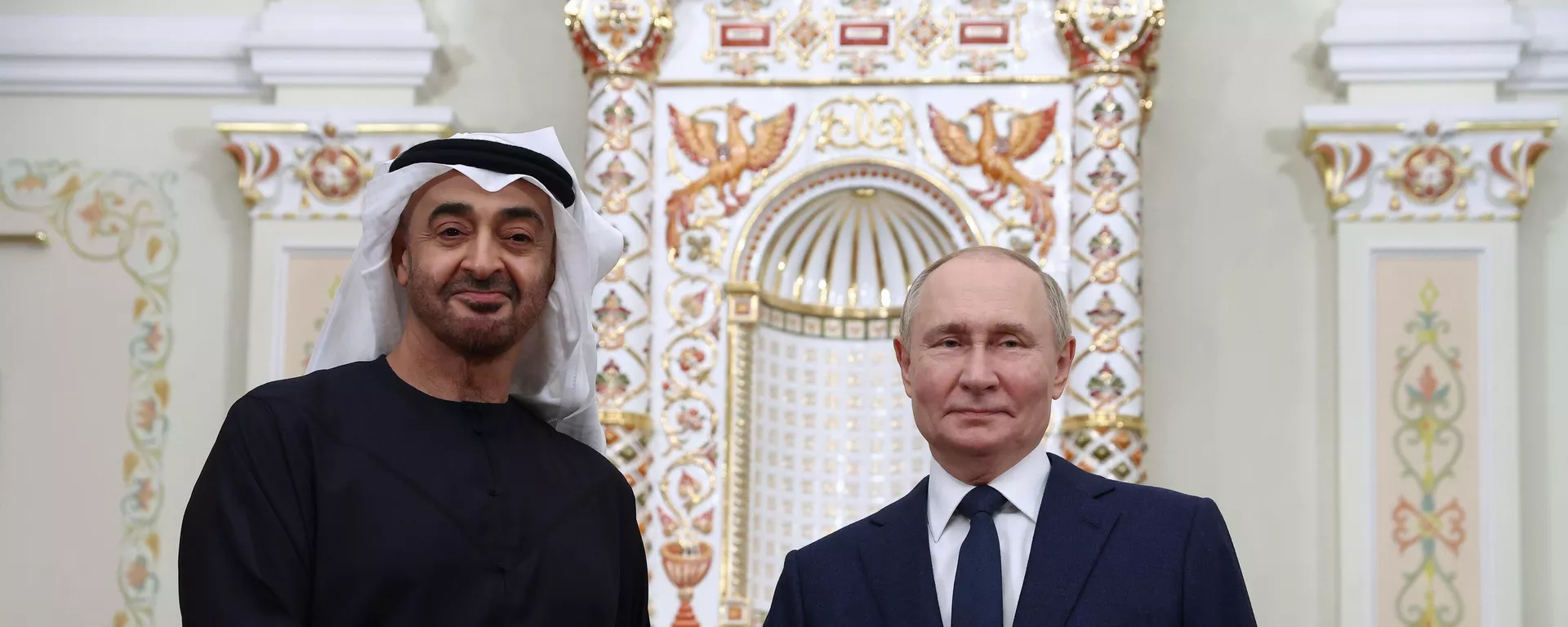 Russian President Vladimir Putin and United Arab Emirates President Sheikh Mohamed bin Zayed Al Nahyan shake hands during a meeting at the Novo-Ogaryovo state residence, outside Moscow, Russia. - Sputnik International, 1920, 29.11.2024