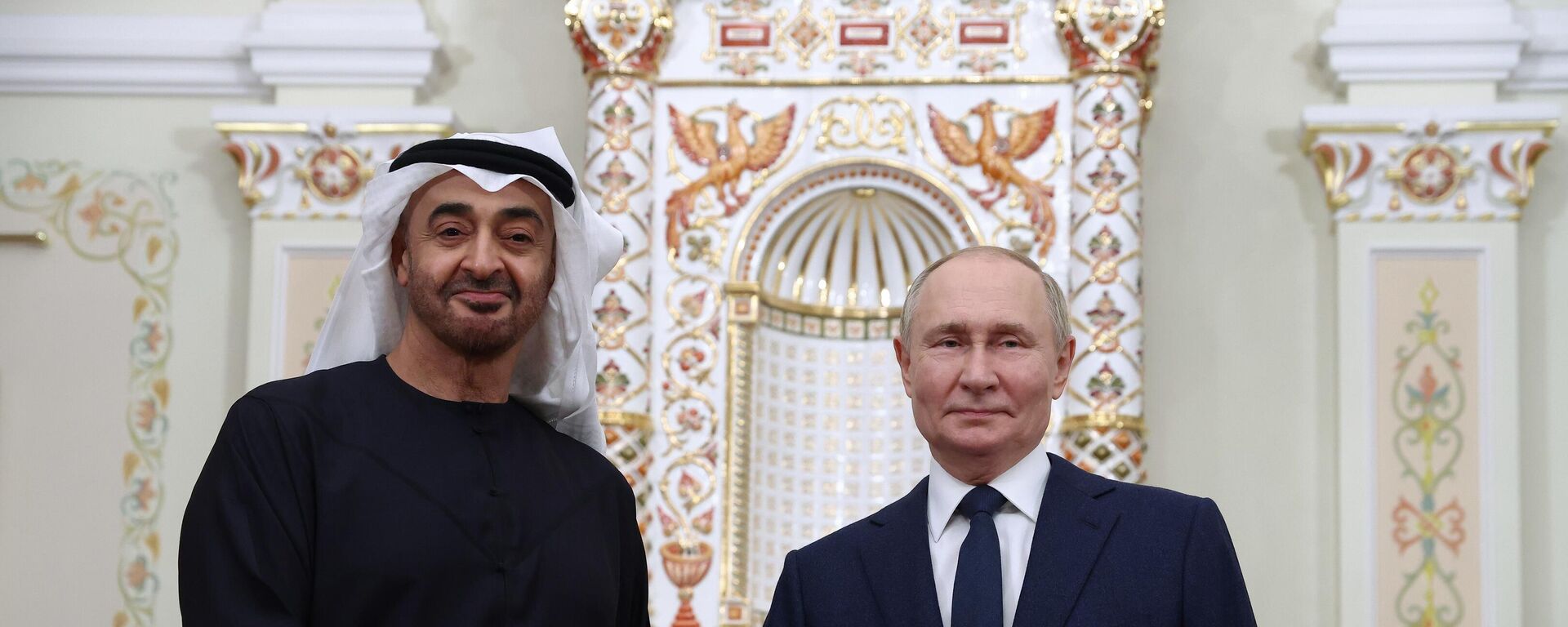 Russian President Vladimir Putin and United Arab Emirates President Sheikh Mohamed bin Zayed Al Nahyan shake hands during a meeting at the Novo-Ogaryovo state residence, outside Moscow, Russia. - Sputnik International, 1920, 21.10.2024