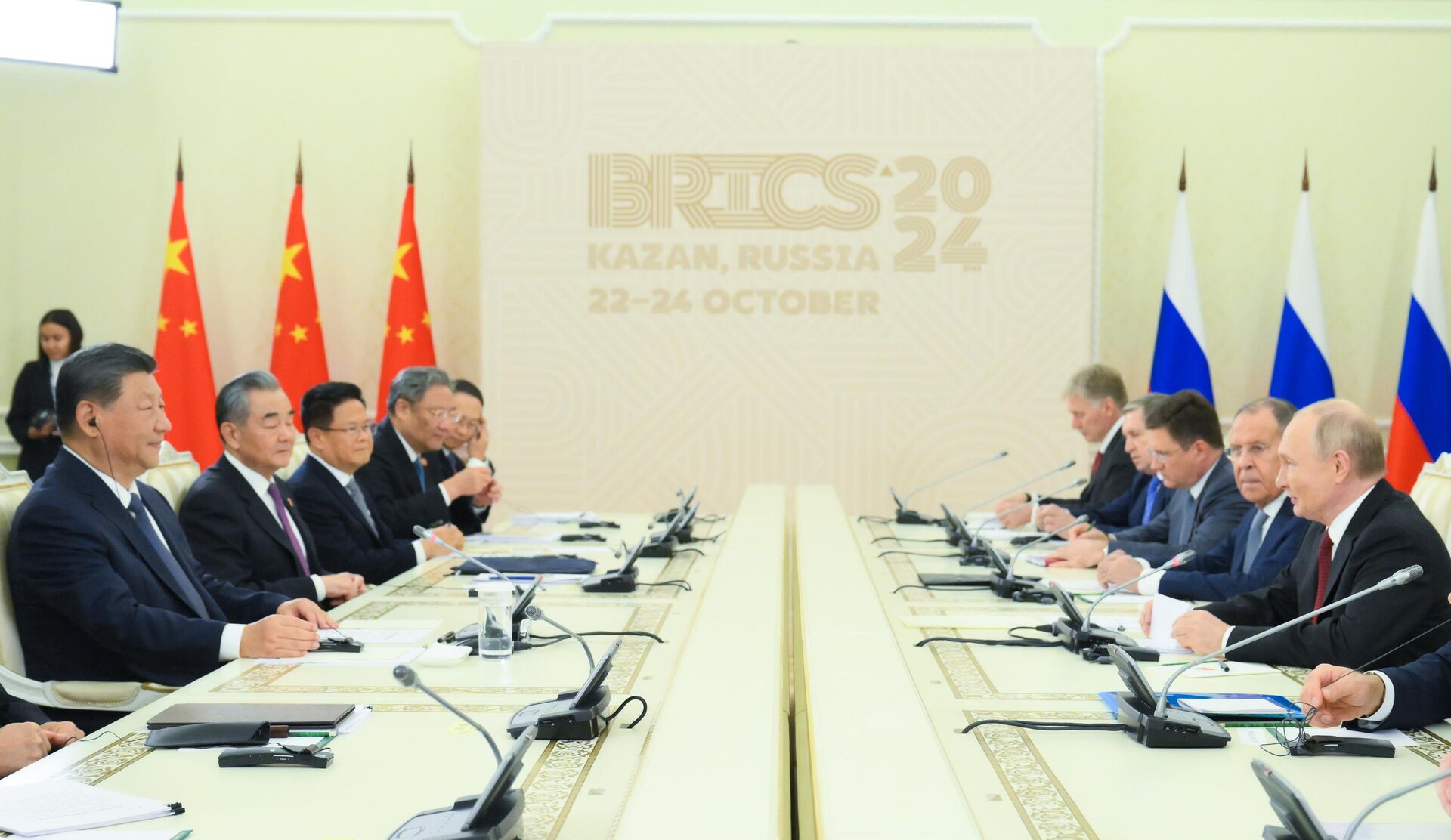 From left: Chinese President Xi Jinping and Russian President Vladimir Putin during their meeting on the sidelines of the the 16th BRICS summit in Kazan, Republic of Tatarstan, Russia. - Sputnik International, 1920, 22.10.2024