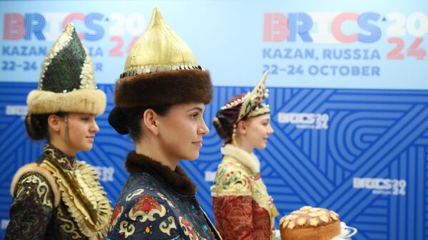 Welcome ceremony for Foreign Minister of Cuba Bruno Eduardo Rodríguez Parrilla at the Kazan airport. The minister arrived in Kazan to take part in the 16th BRICS Summit. - Sputnik International