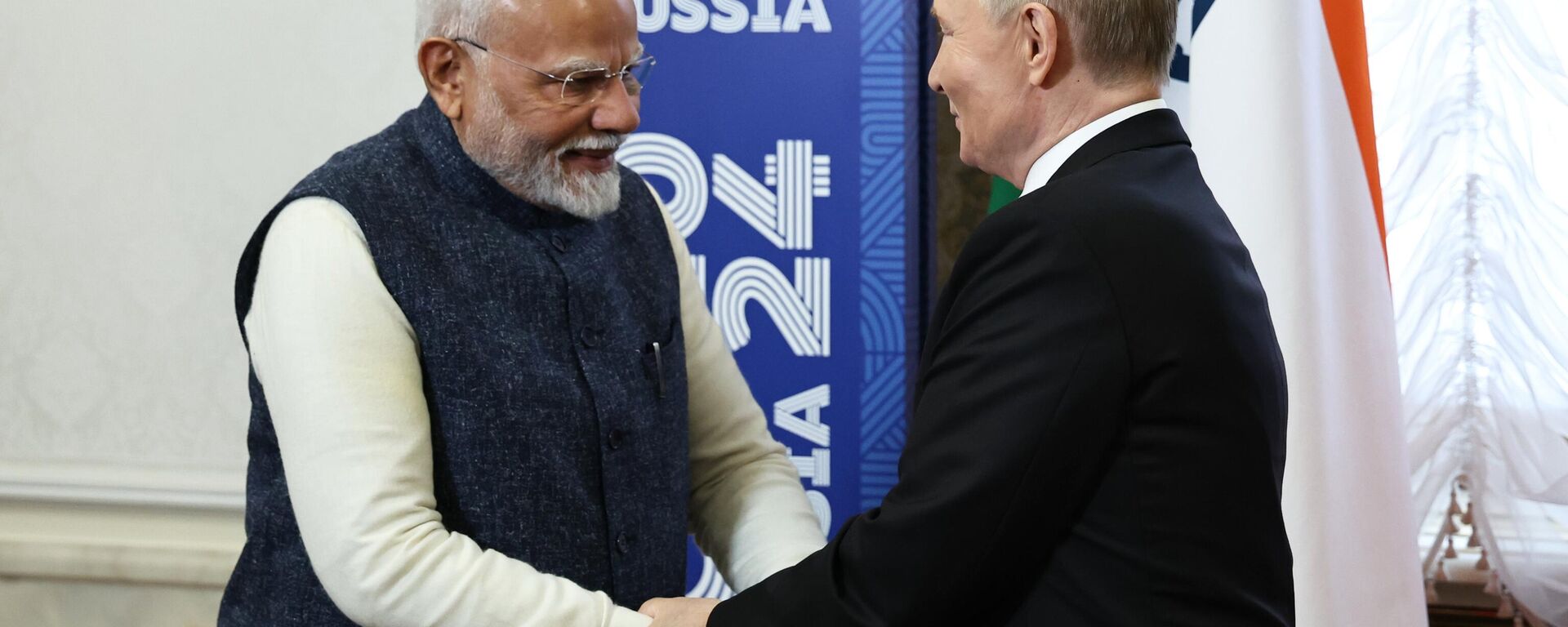 Russian President Vladimir Putin welcomes Indian Prime Minister Narendra Modi before a meeting on the sidelines of the 16th BRICS summit in Kazan, Republic of Tatarstan, Russia. - Sputnik International, 1920, 02.10.2025