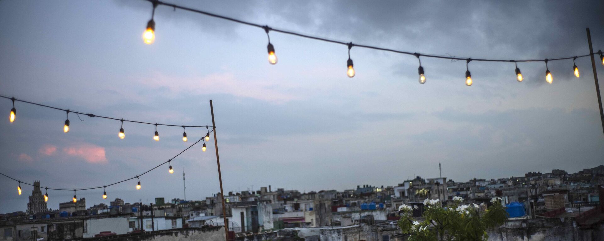 Customers sit on a terrace at La Guarida restaurant in Havana, Cuba, Wednesday, Nov. 3, 2021 - Sputnik International, 1920, 19.02.2026