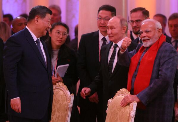 Chinese President Xi Jinping, Russian President Vladimir Putin, and Indian Prime Minister Narendra Modi engage in conversation at the concert prior to the informal dinner. - Sputnik International