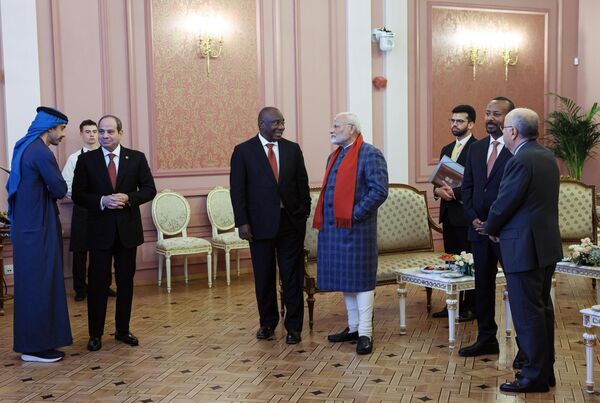 UAE Foreign Minister Sheikh Abdullah bin Zayed, Egyptian President Abdel Fattah El-Sisi, South African President Cyril Ramaphosa, Indian Prime Minister Narendra Modi, Ethiopian Prime Minister Abiy Ahmed Ali, and Brazilian Foreign Minister Mauro Vieira engage in conversation before the concert and informal dinner. - Sputnik International