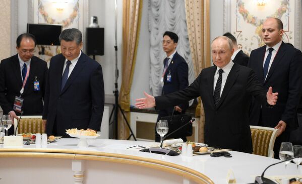 Russian President Vladimir Putin and Chinese President Xi Jinping get set to participate in the informal dinner for BRICS heads of delegation. - Sputnik International