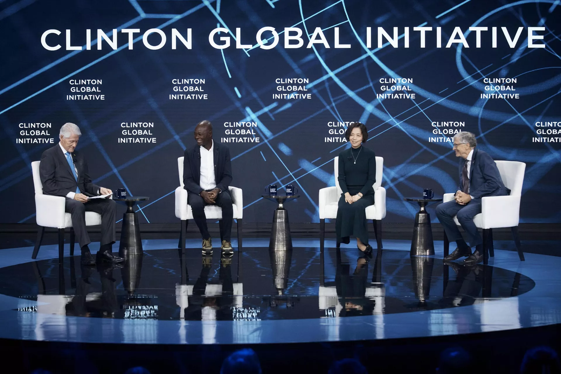 Burkinabé-German architect Francis Kere, second left, laughs together with former CEO and co-founder of Microsoft, Bill Gates, right, Chinese-American computer scientist, Fei-Fei Li, second right, and former U.S. President Bill Clinton, left, during the Clinton Global Initiative, on Tuesday, Sept. 24, 2024, in New York. - Sputnik International, 1920, 23.10.2024