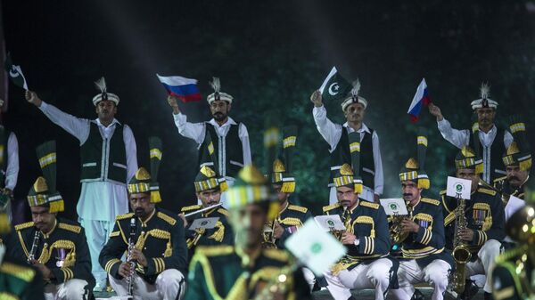 Members of the Armed Forces Band of Pakistan wave Russian and Pakistan national flags during the Spasskaya Tower International Military Orchestra Music Festival at the Red Square in Moscow, Russia, Friday, Sept. 4, 2015 - Sputnik International