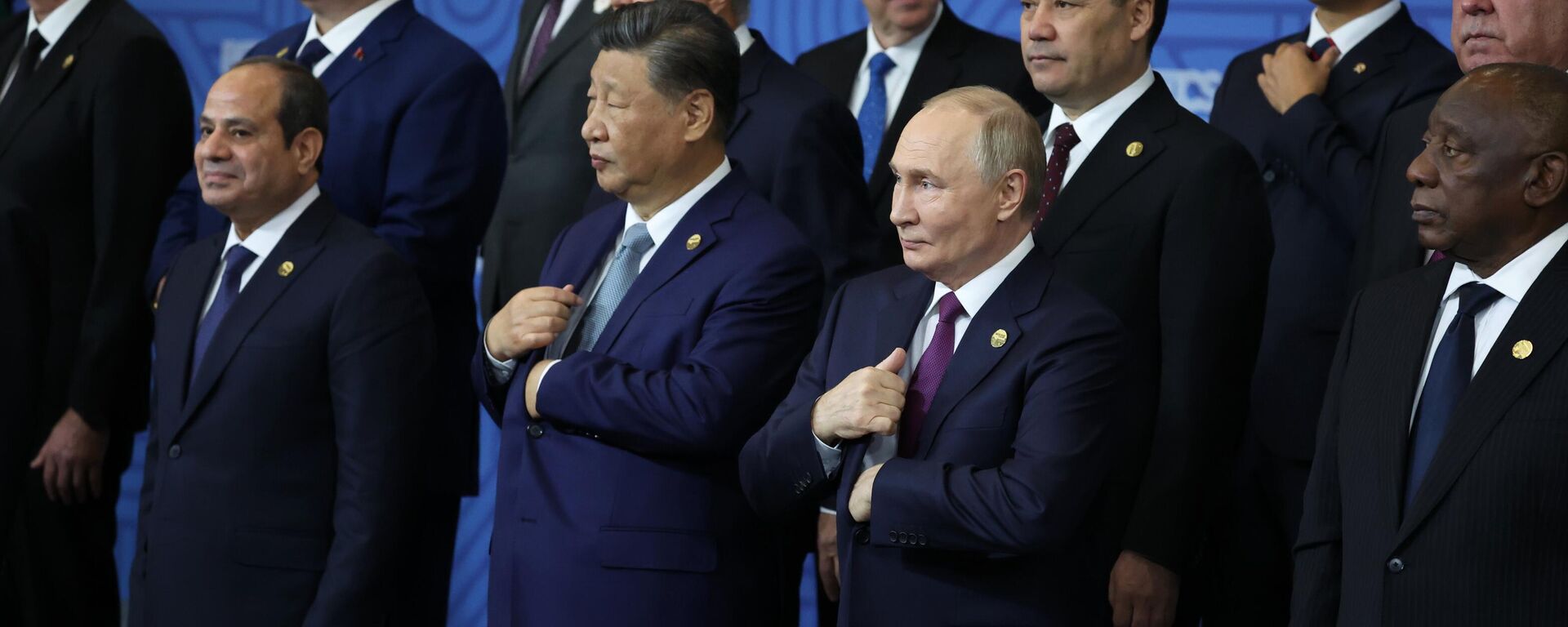 Russian President Vladimir Putin, Chinese President Xi Jinping and other attendees of the BRICS Summit in Kazan pose for a group photo. - Sputnik International, 1920, 24.10.2024