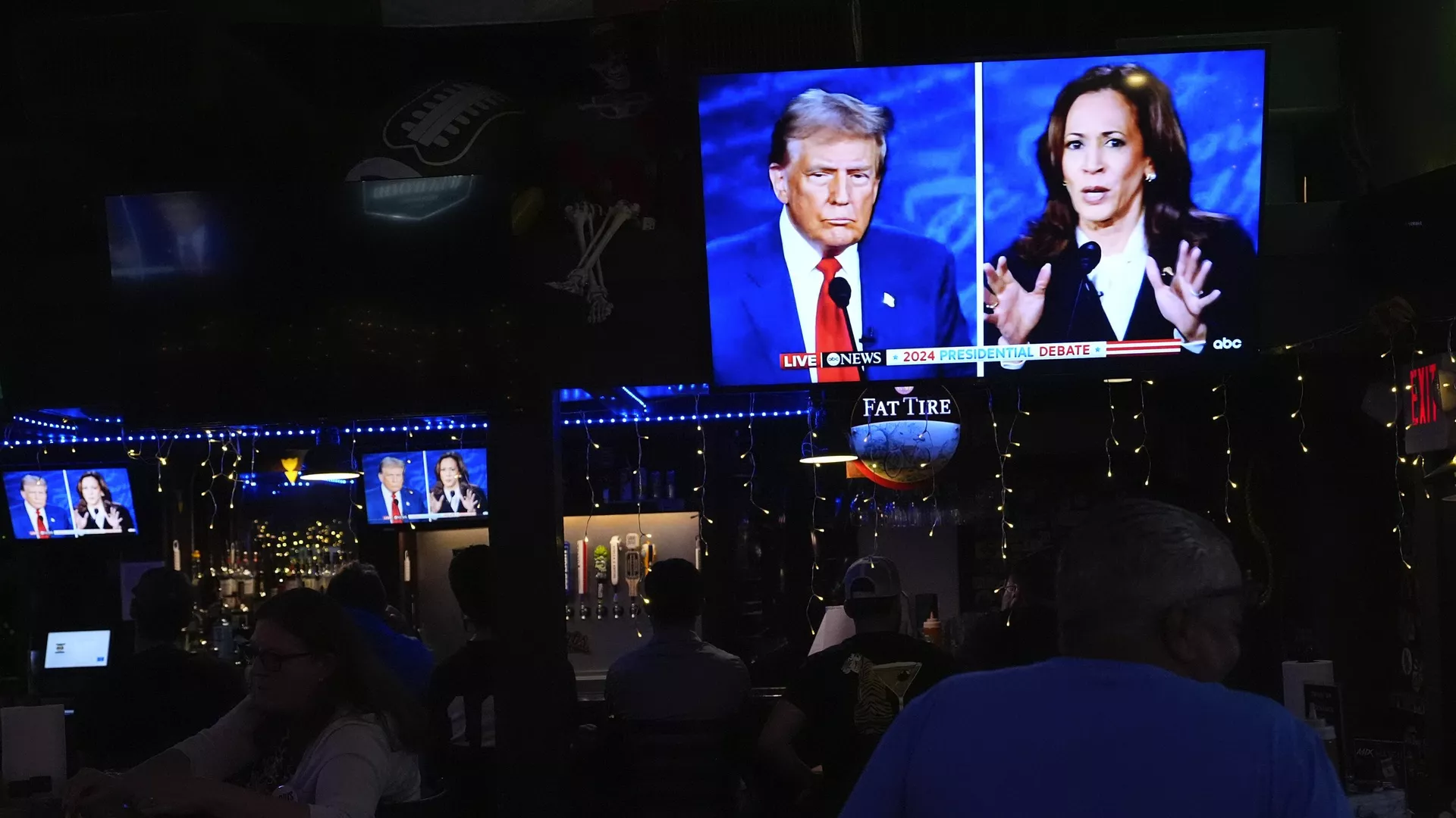 People watch TV screens showing a debate between Democratic presidential nominee Vice President Kamala Harris, right, and Republican presidential nominee former President Donald Trump, at Sports Grill Kendall, where the Miami-Dade Democratic Hispanic Caucus had organized a watch party, Tuesday, Sept. 10, 2024, in Miami.  - Sputnik International, 1920, 27.10.2024