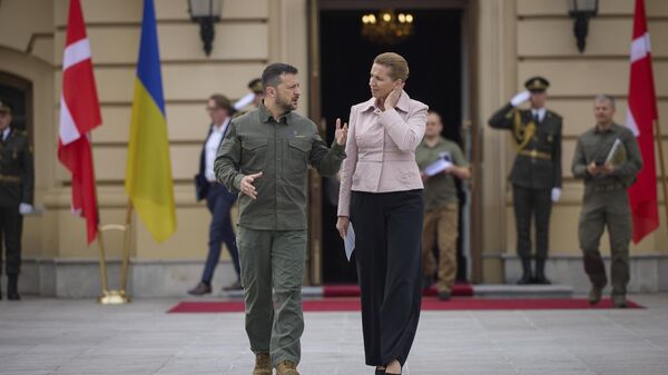 Danish Prime Minister Mette Frederiksen and Ukrainian President Volodymyr Zelensky talk during their meeting in Kyiv, Ukraine - Sputnik International