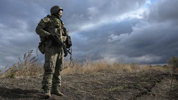 A Russian serviceman of the 1430th Motorised Rifle Gaurds Regiment of the Russian Armed Forces is seen at a position in the Zaporozhye sector of the frontline - Sputnik International