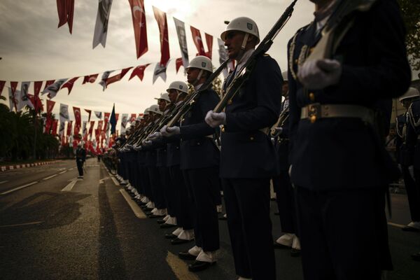 Turkish soldiers are pictured here participating in a parade. - Sputnik International