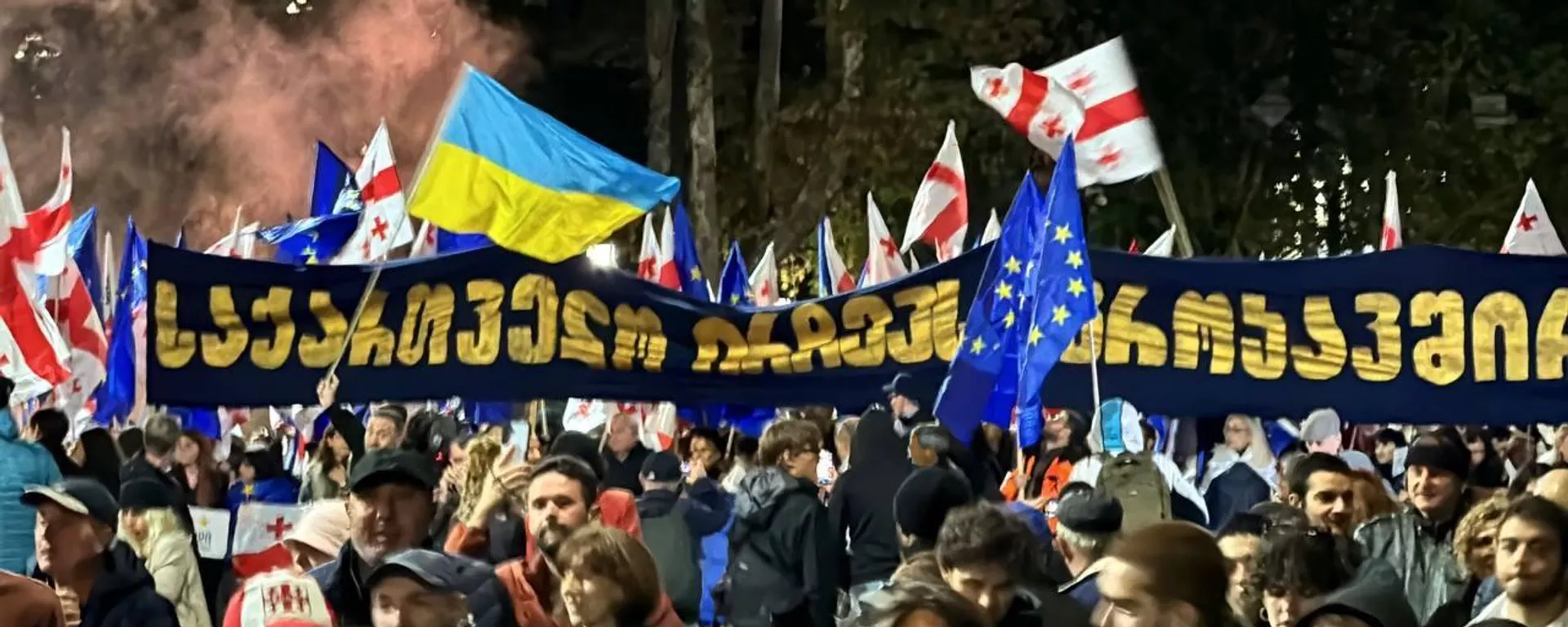 Supporters of Georgia's pro-Western and pro-EU opposition groups hold a joint final campaign rally ahead of the upcoming parliamentary elections in Tbilisi, Georgia. - Sputnik International, 1920, 28.10.2024