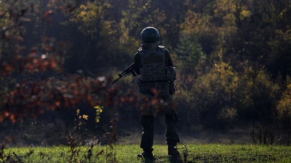 A Russian serviceman of the 25th Combined Arms Army of the Battlegroup West is seen at a position in the Krasny Liman sector of the frontline amid Russia's military operation in Ukraine. - Sputnik International